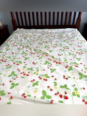 Vintage 70s Cannon Monticello Very Berry Strawberry FULL Flat Sheet Bedding